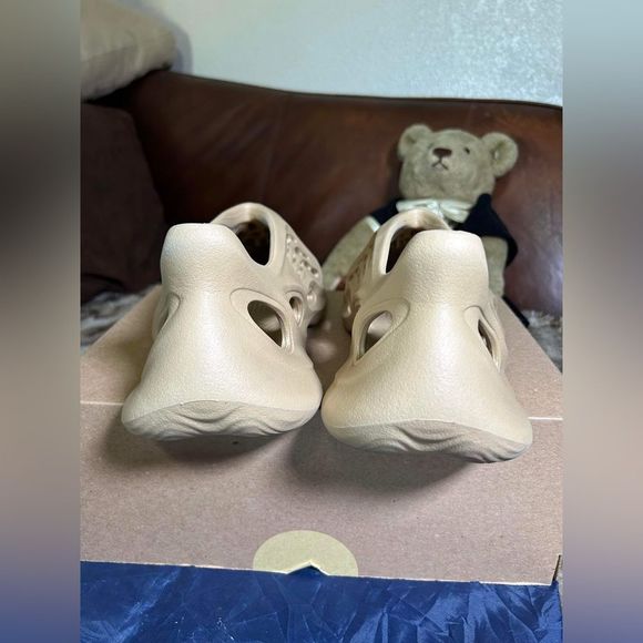 Adidas Yeezy Foam Runner Size 10 - Picture 9 of 11